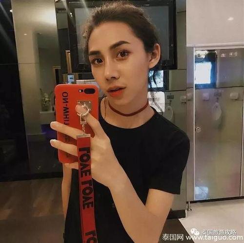 网红小胡子照片